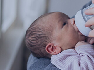 A baba cumisüvegből történő táplálása