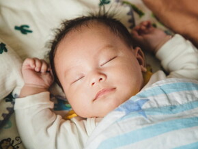 Does the baby sleep restlessly at night - what could be the reason?