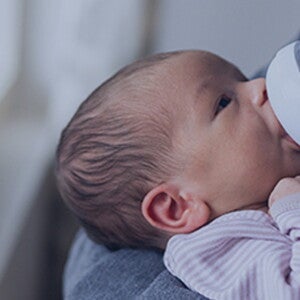 A baba cumisüvegből történő táplálása A baba cumisüvegből történő táplálása